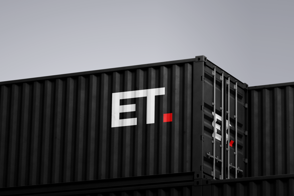 Logo minimalista de "ET" diseñado por Wittierra Design y plasmada en un contenedor industrial.
