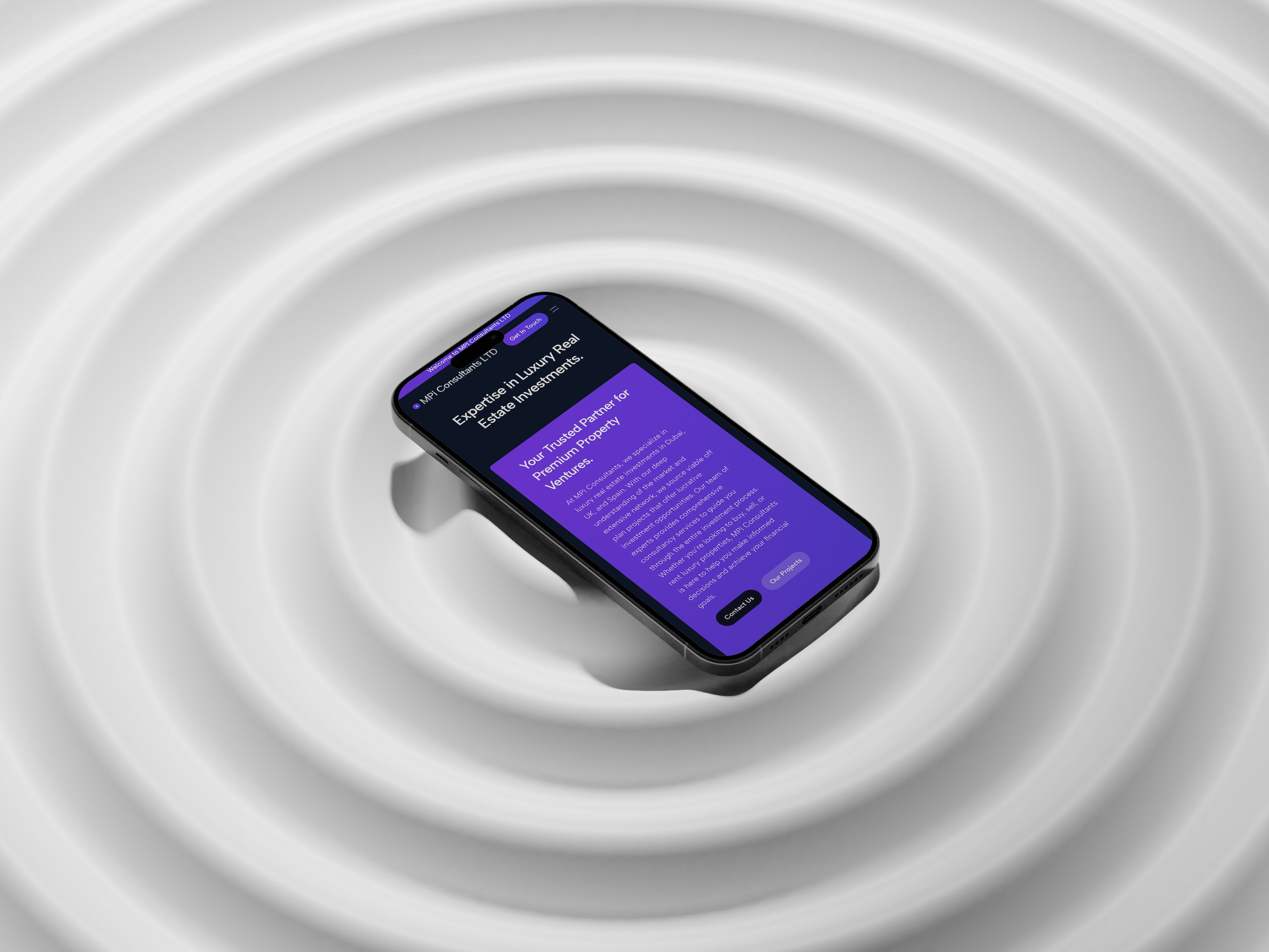 Teléfono móvil donde se muestra una web con diseño de Wittierra Design para empresa de inmuebles.
