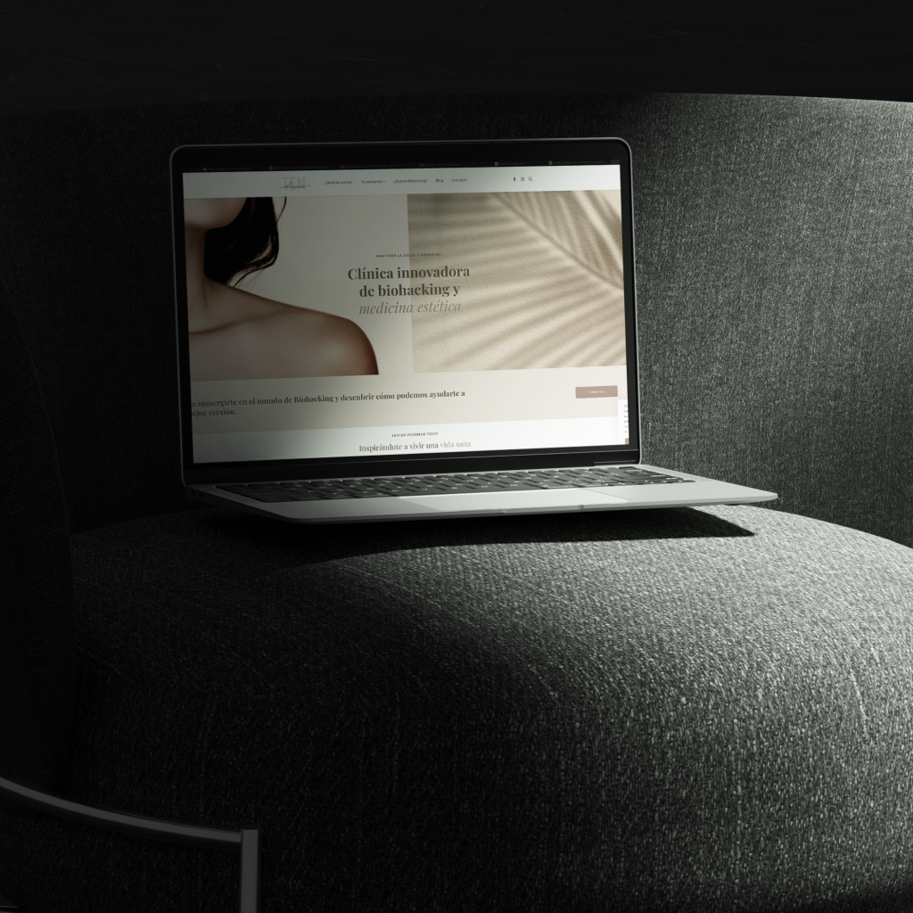 Portable showing the web design of a clinic created by Wittierra Design in Barcelona.