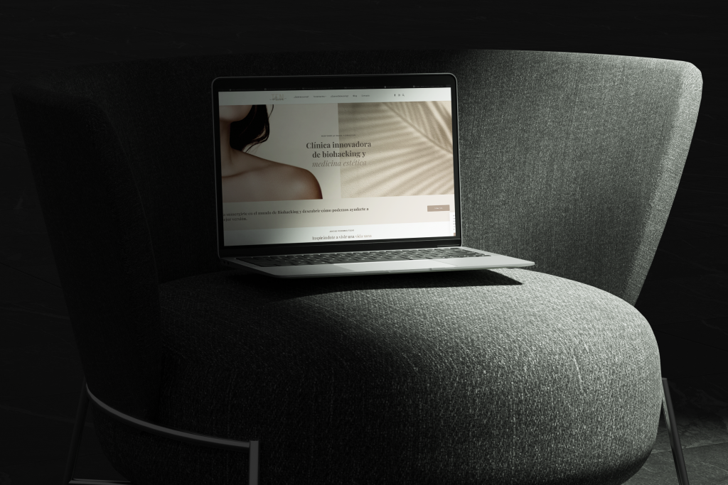 Portátil donde se muestra el diseño web de una clínica creado por Wittierra Design en Barcelona