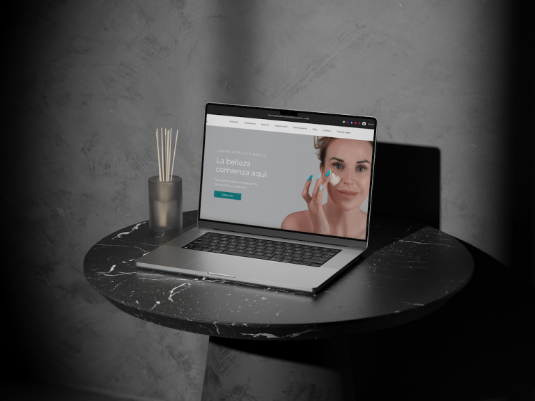 Portátil donde se muestra la web de Done in Secret diseñada por Wittierra Design en Barcelona.