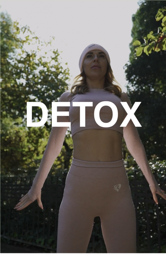 Mujer haciendo ejercicio al aire libre con el texto "DETOX", diseño de branding por Wittierra Design