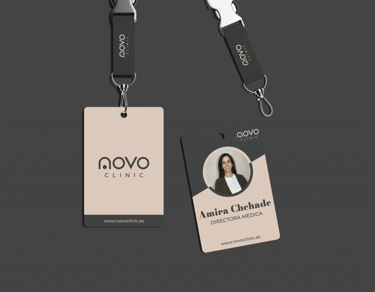 Dos tarjetas de trabajo. Branding y merchandising diseñado por Wittierra Design para Novo Clinic.