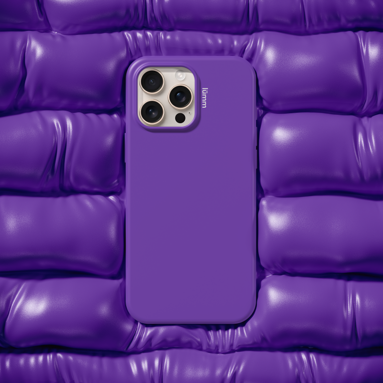 Funda de móbil lila que se mimetiza con el fondo del mismo color. Imagen creada por Wittierra Design