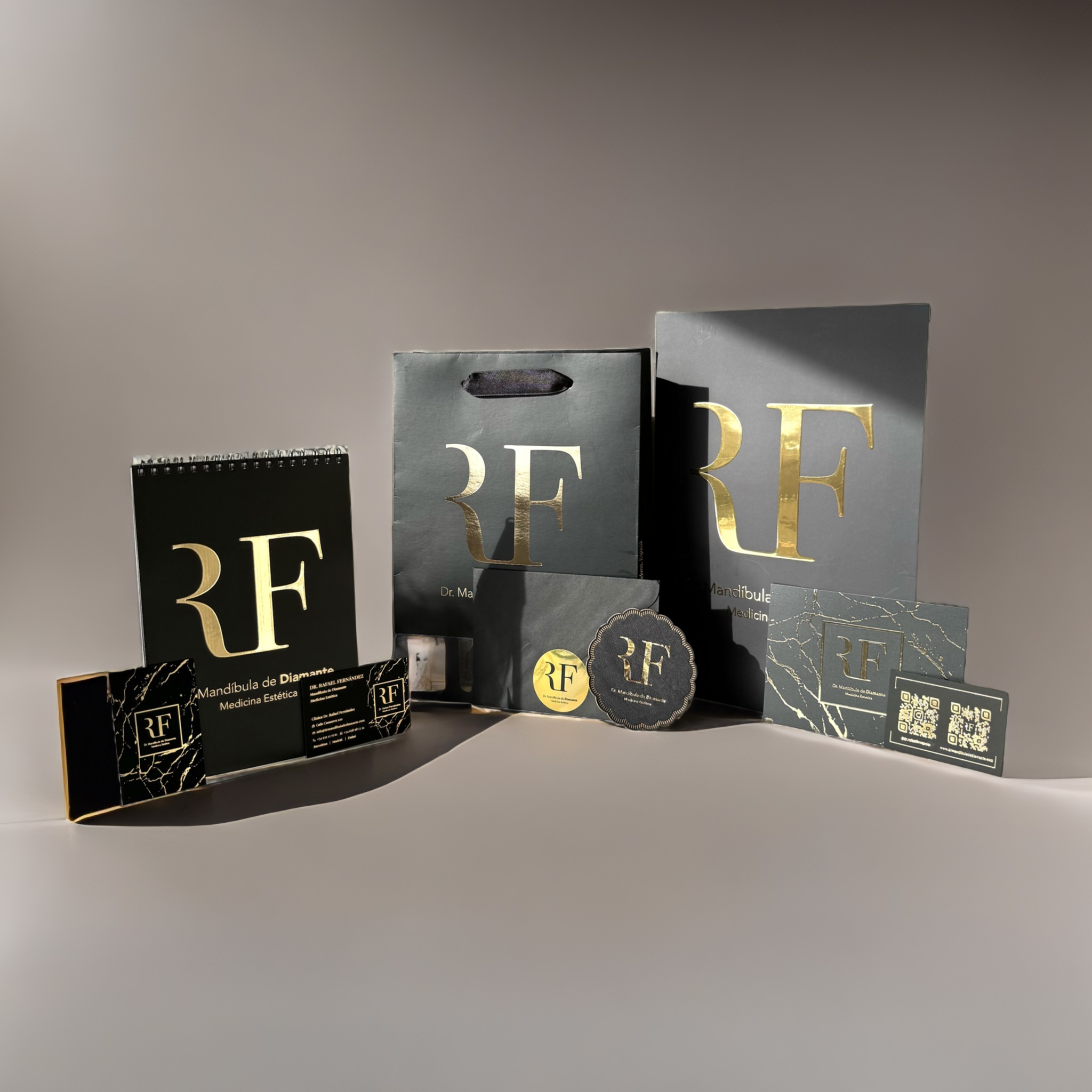 Colección completa de papelería y packaging de Mandíbula de Diamante diseñada por Wittierra Design