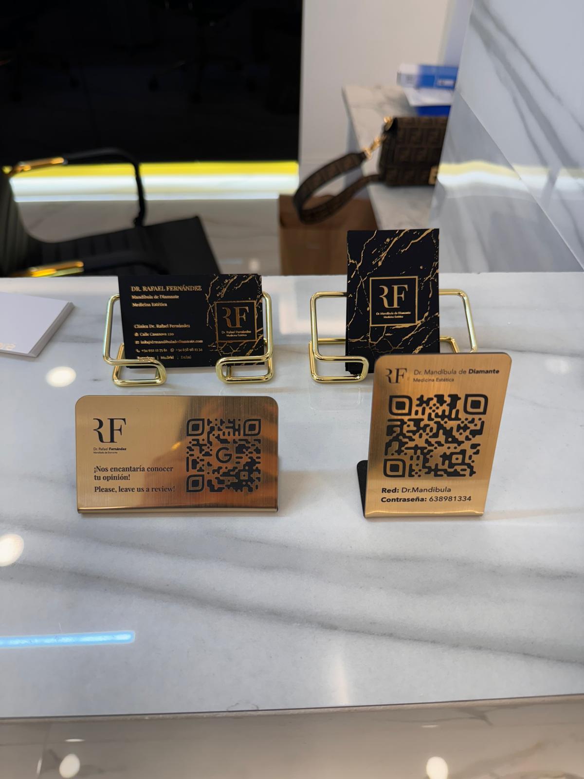 Placas de recepción y tarjetas de visita de Mandíbula de Diamante diseñadas por Wittierra Design