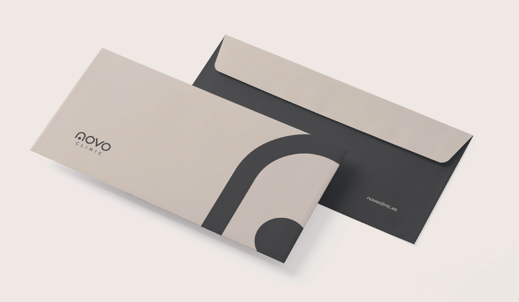 Papelería corporativa de Novo Clinic diseñada por Wittierra Design